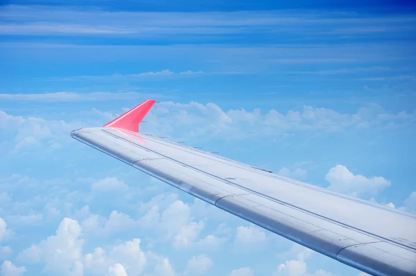 Vleugel van het vliegtuig op hemelachtergrond — Stockfoto