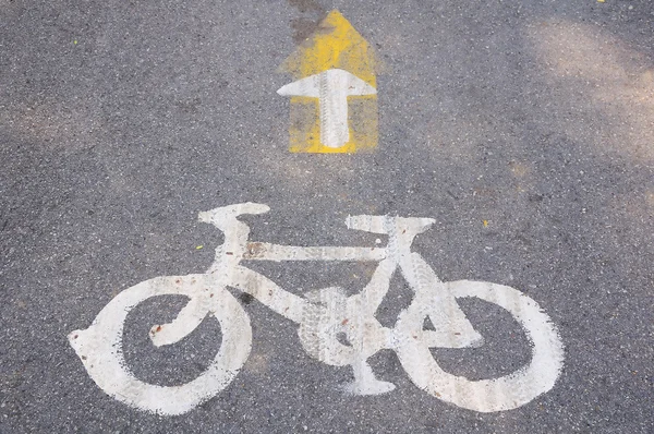 Simbolo bicicletta sulla strada della città — Foto Stock