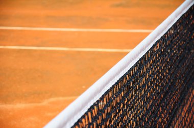 Ağı olan tenis kortu