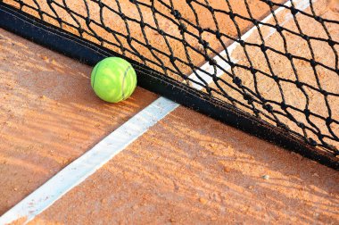 Tenis toprak kortta tenis topu