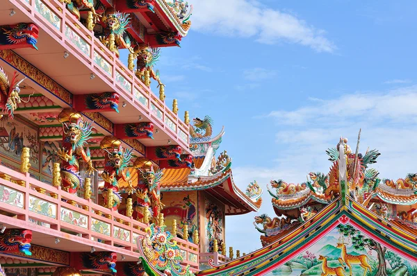 Een zeer kleurrijke en decoratieve chinese tempel — Stockfoto