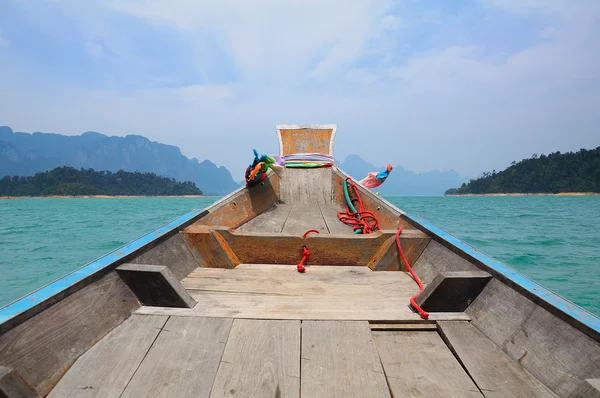 Navio flutuante em Ratchaprapa dam Suratthani, Tailândia — Fotografia de Stock