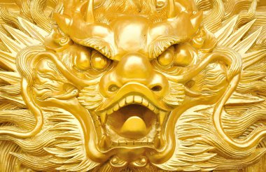 Altın ejderha heykeli