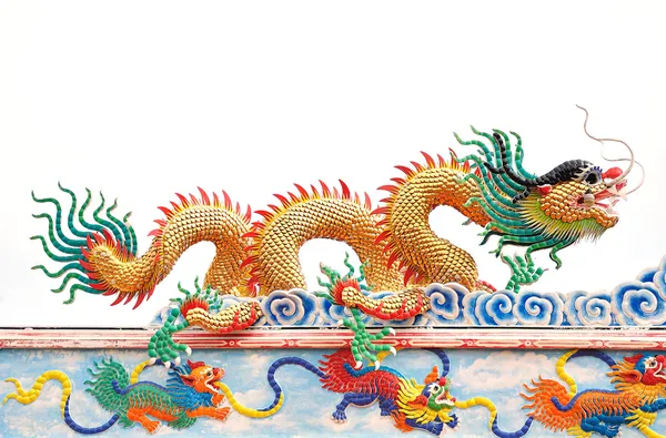 Статуя дракона на крыше китайского храма — стоковое фото