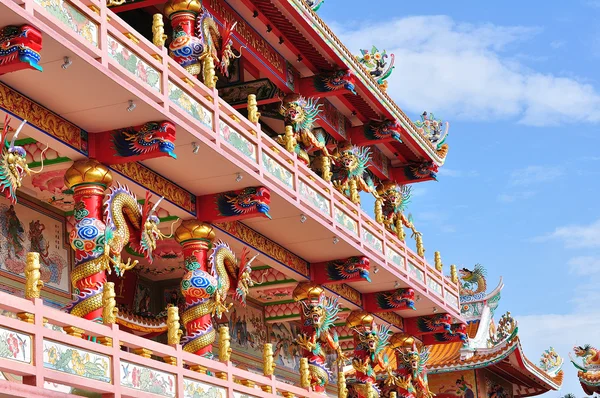 Een zeer kleurrijke en decoratieve chinese tempel — Stockfoto