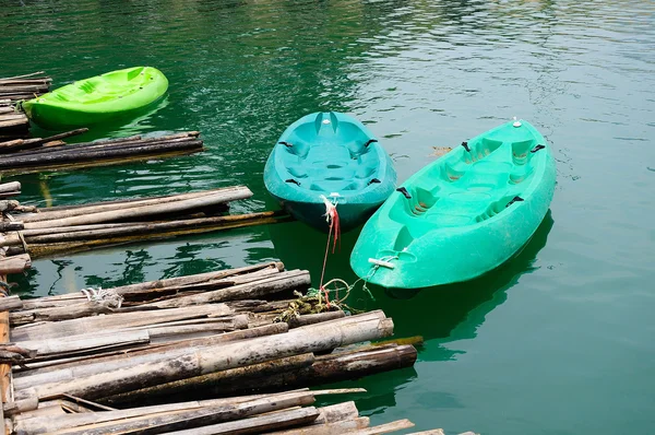 Kayaks dans le lac sur le barrage de Ratchaprapa, Khao Sok, Thaïlande — Photo