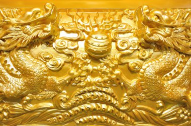 Altın ejderha heykeli