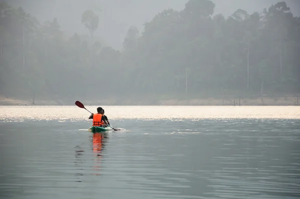 Kajaks in meer op ratchaprapa dam, khao sok, thailand — Stockfoto