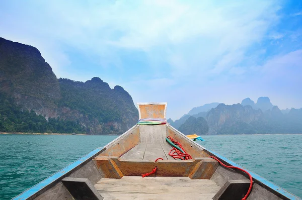 Navio flutuante em Ratchaprapa dam Suratthani, Tailândia — Fotografia de Stock