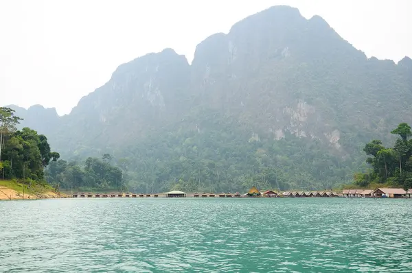 Barragem Ratchaprapa, Khao Sok, Tailândia — Fotografia de Stock