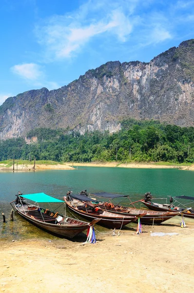 Floating ship in Ratchaprapa dam Suratthani, Thailand — Stock Photo, Image