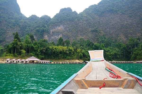 Buque flotante en la presa de Ratchaprapa Suratthani, Tailandia —  Fotos de Stock