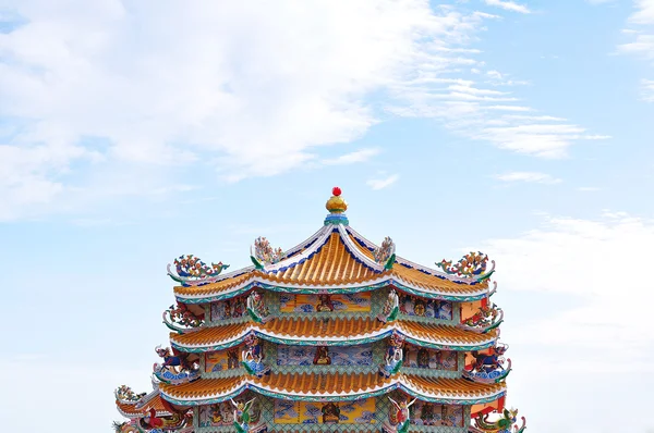 Un templo chino muy colorido y decorativo — Foto de Stock