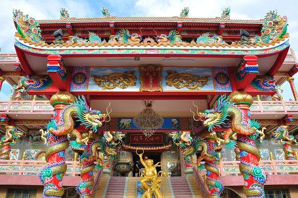 Un templo chino muy colorido y decorativo — Foto de Stock