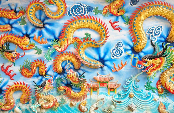 The golden dragon on the wall — Stock Photo, Image