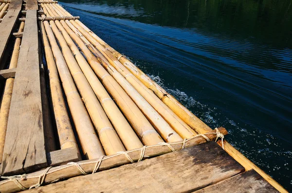 Rafting de bambu em Ratchaprapa dam Suratthani, Tailândia — Fotografia de Stock