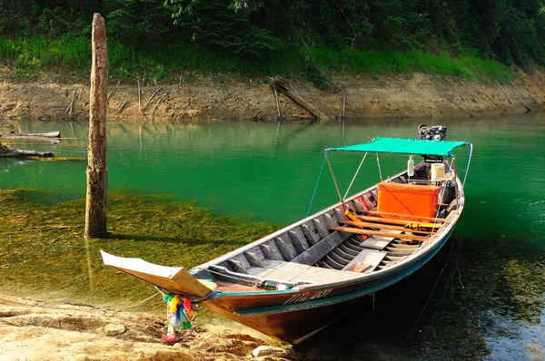 Pływający statek w ratchaprapa dam suratthani, Tajlandia — Zdjęcie stockowe