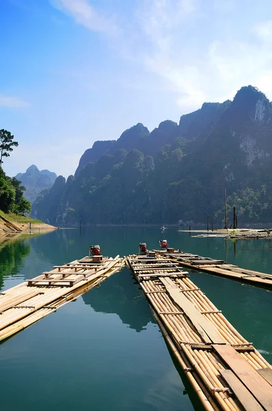 Rafting de bambu em Ratchaprapa dam Suratthani, Tailândia — Fotografia de Stock