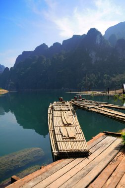 bamboo rafting ratchaprapa Barajı suratthani, Tayland