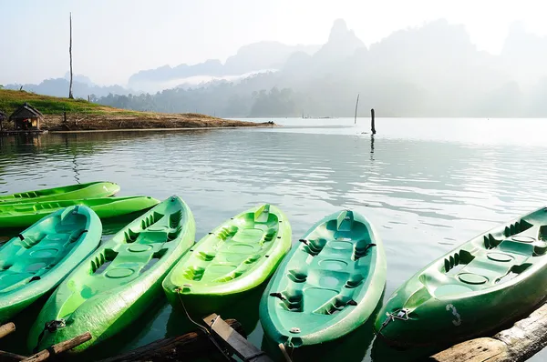 Kajaki w jeziorze na ratchaprapa dam, khao sok, Tajlandia — Zdjęcie stockowe