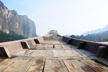 ratchaprapa Barajı suratthani, Tayland içinde yüzen gemi