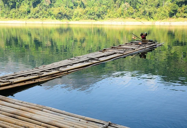 Rafting de bambú en la presa de Ratchaprapa Suratthani, Tailandia —  Fotos de Stock