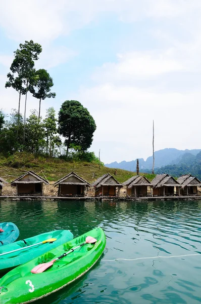 Kayaks en el lago en la presa Ratchaprapa, Khao Sok, Tailandia —  Fotos de Stock