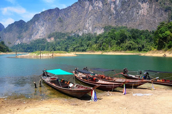 Navio flutuante em Ratchaprapa dam Suratthani, Tailândia — Fotografia de Stock