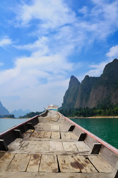 Navio flutuante em Ratchaprapa dam Suratthani, Tailândia — Fotografia de Stock