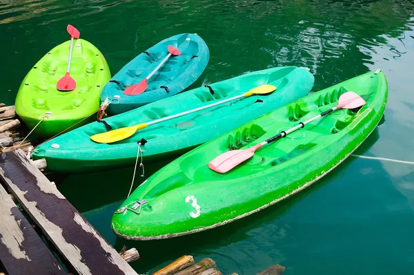 Kayaks en el lago en la presa Ratchaprapa, Khao Sok, Tailandia — Foto de Stock