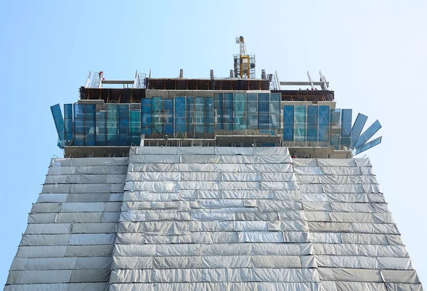 Un edificio in costruzione con cielo blu . — Foto Stock