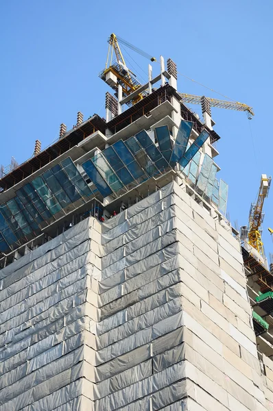 Um edifício em construção com céu azul . — Fotografia de Stock