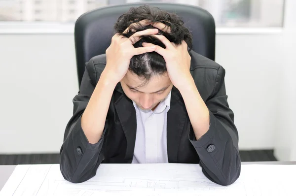 Tankeväckande eller stressande affärsman — Stockfoto