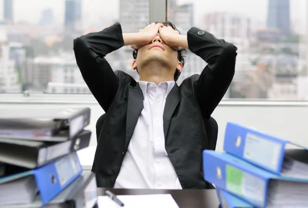 Tankeväckande eller stressande affärsman — Stockfoto