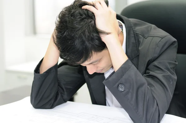 Przemyślane lub stresujące biznesmen w pracy — Zdjęcie stockowe