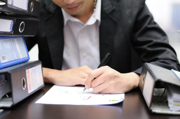 Empresário trabalhando na mesa no escritório — Fotografia de Stock