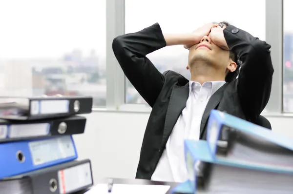 Tankeväckande eller stressande affärsman på jobbet — Stockfoto