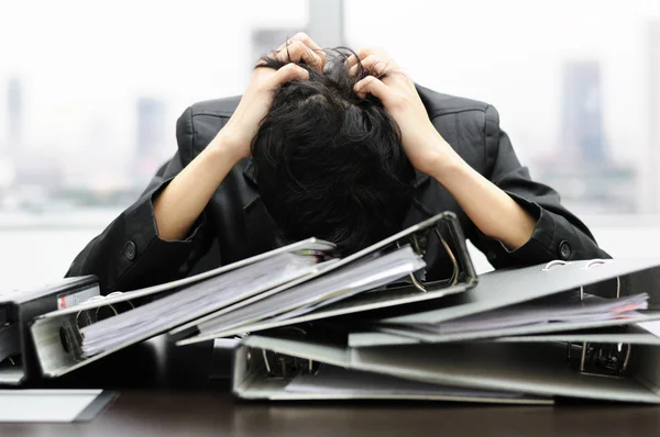 Doordachte of stressvol zakenman aan het werk — Stockfoto