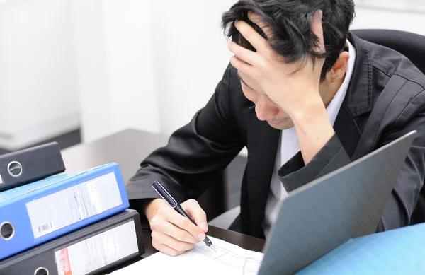 Tankeväckande eller stressande affärsman på jobbet — Stockfoto