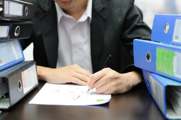 Empresario trabajando en el escritorio de la oficina —  Fotos de Stock