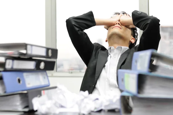 Tankeväckande eller stressande affärsman på jobbet — Stockfoto