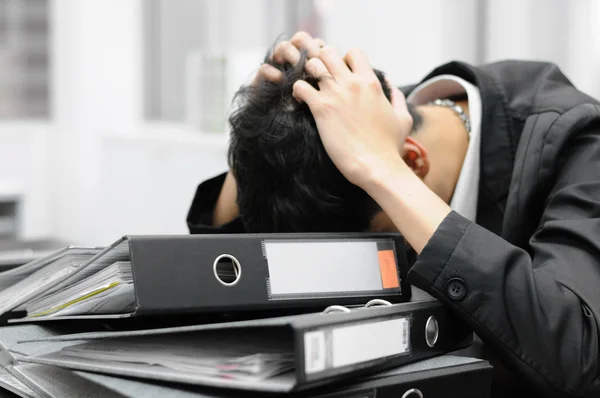 Tankeväckande eller stressande affärsman på jobbet — Stockfoto