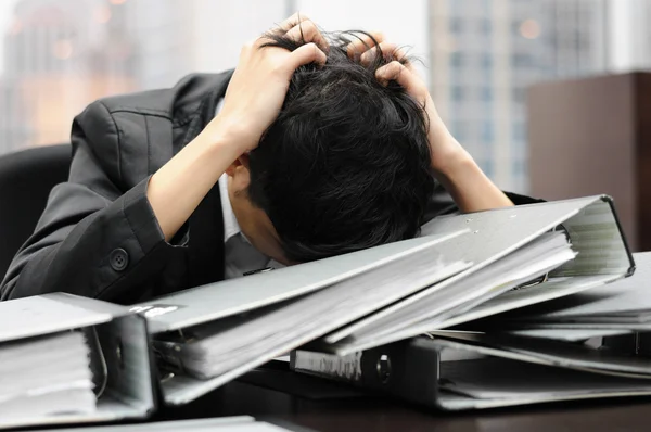 Tankeväckande eller stressande affärsman på jobbet — Stockfoto