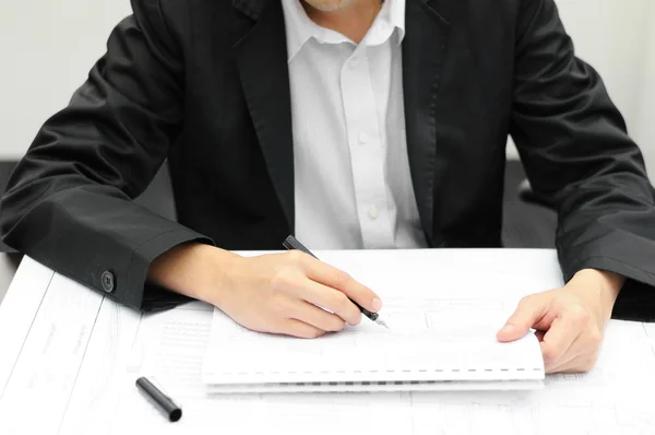 Geschäftsmann arbeitet am Schreibtisch im Büro — Stockfoto