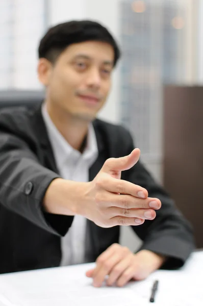 Un hombre de negocios con la mano abierta listo para cerrar un trato —  Fotos de Stock