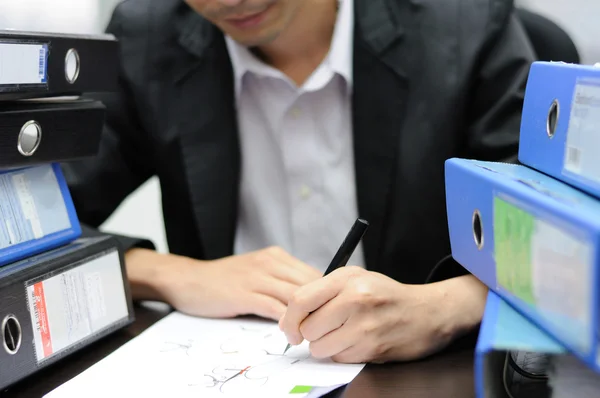 Geschäftsmann arbeitet am Schreibtisch im Büro — Stockfoto