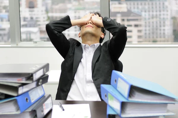 Tankeväckande eller stressande affärsman på jobbet — Stockfoto