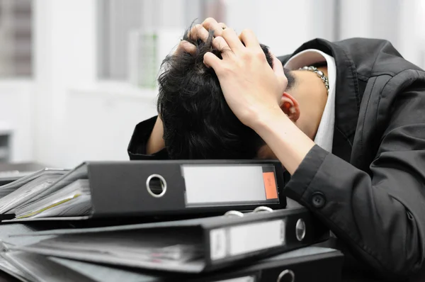 Tankeväckande eller stressande affärsman på jobbet — Stockfoto