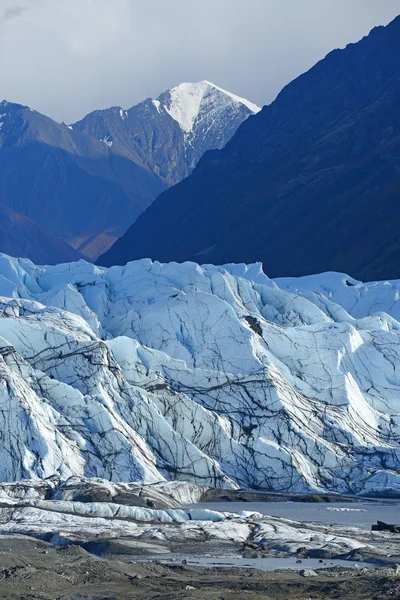 Гора и ледник — стоковое фото