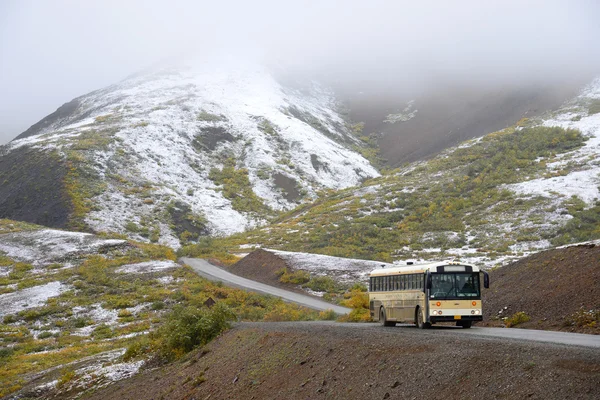 Autobús en la montaña —  Fotos de Stock